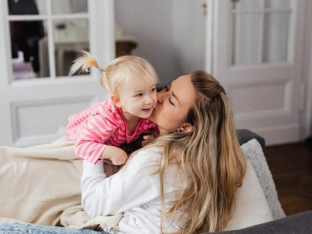 Žena se igra sa kćerkom.