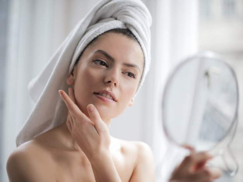 Žena se ogleda u ogledalu.